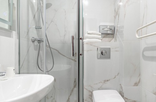 Quartier de Rochechouart Hotel | Hotel Riviera