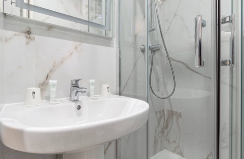 Quartier de Rochechouart Hotel | Hotel Riviera