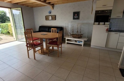 Ambon Condo | House 70 m² 3kms from the sea