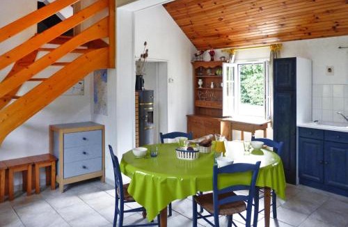 Ceaux House | House and huge garden surrounded by apple trees