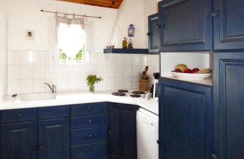 Ceaux House | House and huge garden surrounded by apple trees