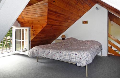 Ceaux House | House and huge garden surrounded by apple trees