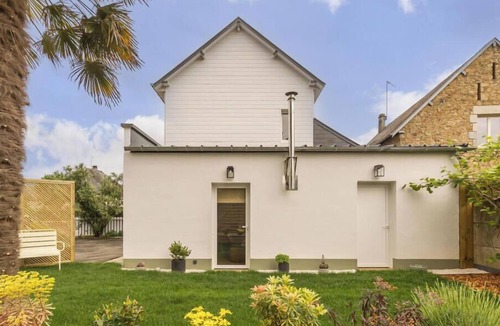 Saint-Hilaire-du-Harcouet Cottage | House with pets & parking - 6 guests