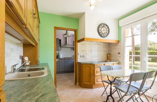 Bretteville-sur-Ay Cottage | House near beach, pets welcome, parking - 6 guests