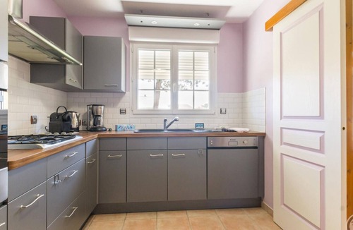 Bretteville-sur-Ay Cottage | House near beach, pets welcome, parking - 6 guests