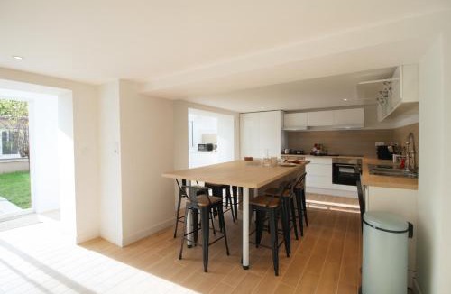 Miroir - Batignolles House | House with 9 Private Suites near Le Mans Circuit