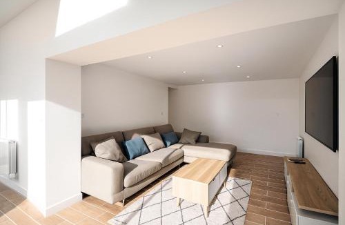 Miroir - Batignolles House | House with 9 Private Suites near Le Mans Circuit
