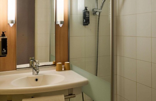 Gambetta Hotel | ibis Paris la Défense Esplanade
