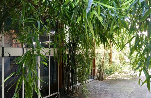 Quartier de la Goutte-d'Or House | Independent triplex chalet on interior courtyard with bamboo