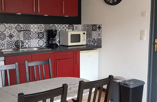 Change Cottage | Industrial-Style Cottage near Le Mans - 2 BR, Garden, Pool Access, All-Inclusive