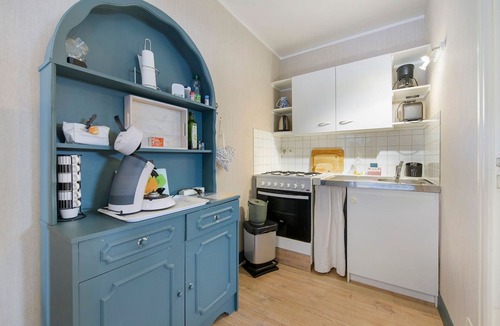 Picauville House | Iris Cottage near Sainte-Mère-Église with Private Terrace and Wi-Fi