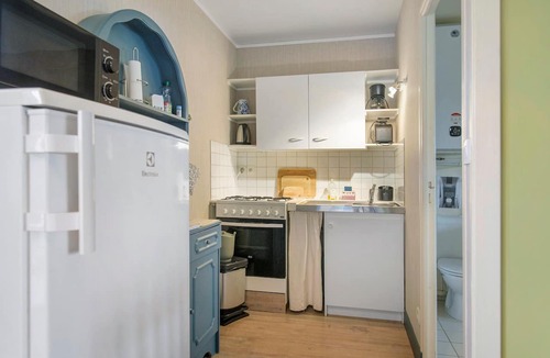 Picauville House | Iris Cottage near Sainte-Mère-Église with Private Terrace and Wi-Fi