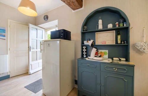Picauville House | Iris Cottage near Sainte-Mère-Église with Private Terrace and Wi-Fi