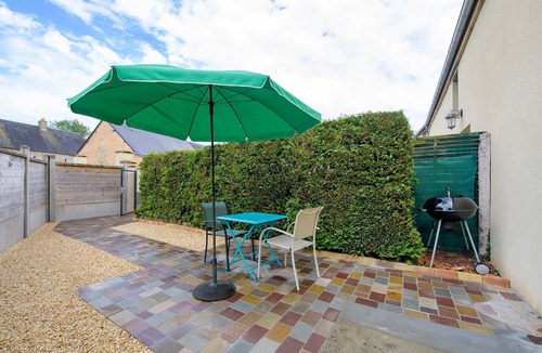 Picauville House | Iris Cottage near Sainte-Mère-Église with Private Terrace and Wi-Fi
