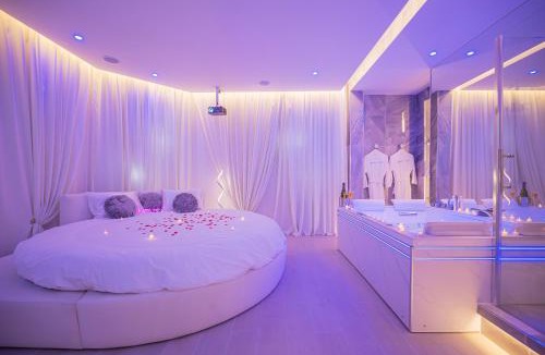 Liberation Apartment | Jacuzzi Privatif, Lit Rond XXL, Suite Romance, Sofa Tantra, Jardin
