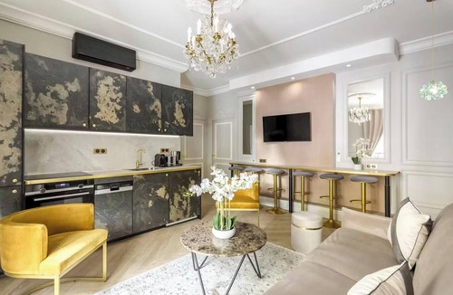 Arts-et-Metiers Apartment | JUST A SHORT WALK FROM ICONIC LANDMARKS LOUVRE , NOTRE-DAME & CENTRE POMPIDOU