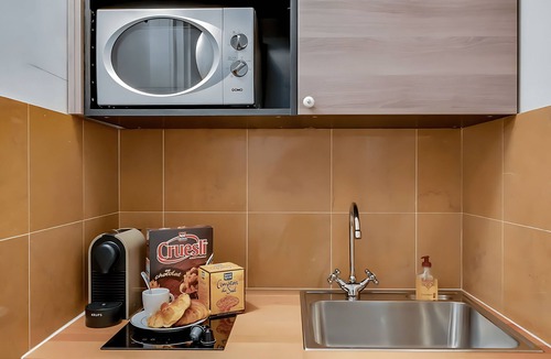 Faubourg-du-Roule Apartment | JUST STEPS FROM THE ICONIC CHAMPS-ÉLYSÉES - SLEEPS 12 - RUE LA BOÉTIE