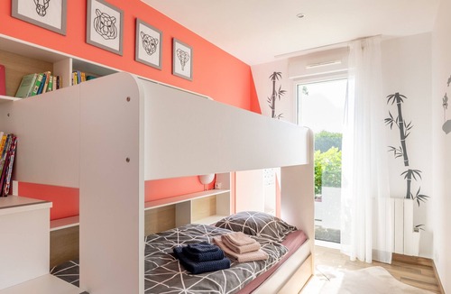 Malville Bed & Breakfast | Kerwall – Family Rooms with Shared Pool, Private Terrace, and Wi-Fi