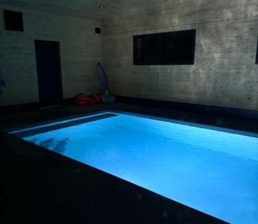 Caurel House | L'Antre de Kergoff - Piscine intérieure chauffée & Accès Lac