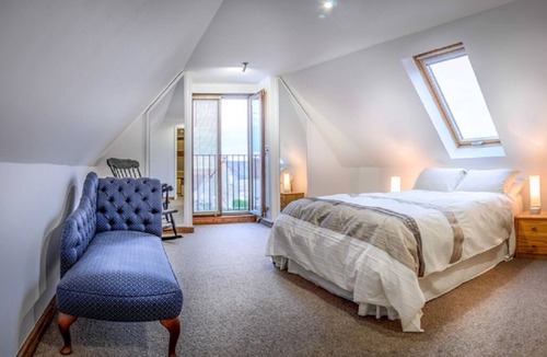 Cussay Apartment | L'Arc de Charme - Spacious, charming 1st floor Apartment in a cours de ferme