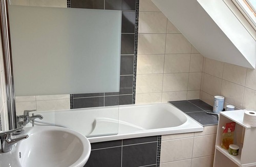 Bas de Venoix Bed & Breakfast | L'Atelier – Spacious Guest Room with Private Garden and Wi-Fi in Caen