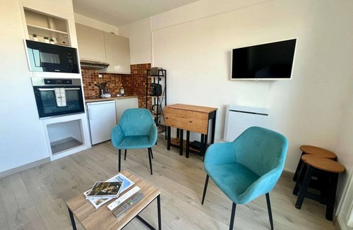 Courseulles-sur-Mer Apartment | L'Escale - Studio with loggia in the city center