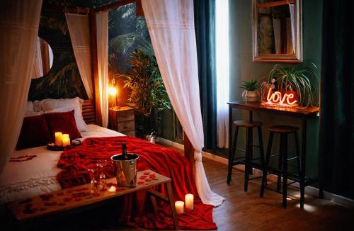 Evreux Apartment | L'Evasion romantique en Amazonie, SPA, 5 min centre ville, Écran cinéma, day use, Lit baldaquin