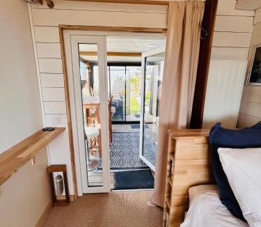 Barneville-Carteret Bed & Breakfast | "La Cabine" côté mer et côté jardin à la VILLA PLEIN VENT