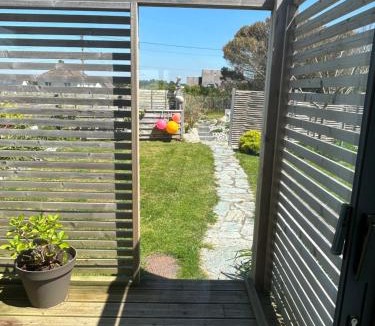 Barneville-Carteret Bed & Breakfast | "La Cabine" côté mer et côté jardin à la VILLA PLEIN VENT