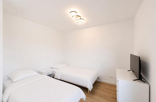 Chavanoz Apartment | La Colline