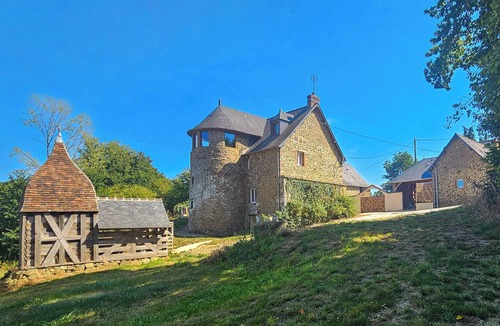 Couesmes-Vauce House | La Hardonnière Vacation Rental with Pool and Hot Tub