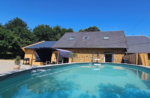 Couesmes-Vauce House | La Hardonnière Vacation Rental with Pool and Hot Tub