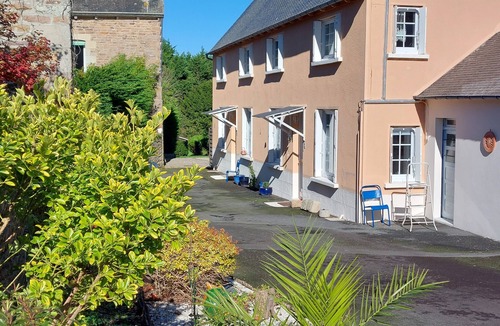 Yvias House | La Maison au Mur Penché, Yvias near Paimpol