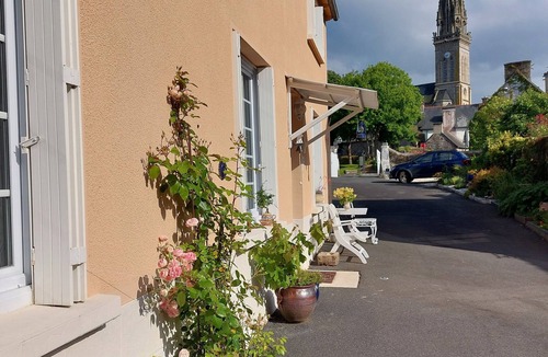 Yvias House | La Maison au Mur Penché, Yvias near Paimpol
