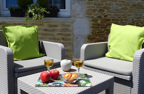 Breville-les-Monts House | La Maison de Gabriel – Pays d'Auge Guest Room