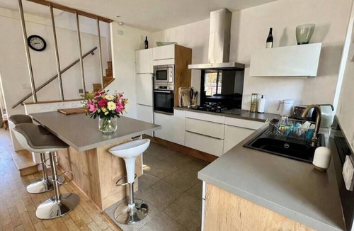 La Vicomte-sur-Rance House | La Maison Rose Chic Gîte · Près de Dinan · 3 ch · 6 pers · Vue rivière · Animaux
