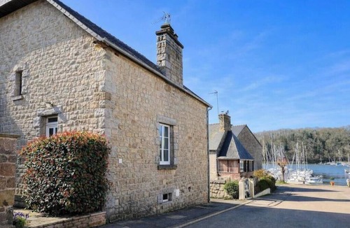 La Vicomte-sur-Rance House | La Maison Rose Chic Gîte · Près de Dinan · 3 ch · 6 pers · Vue rivière · Animaux