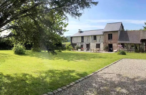 Englesqueville-en-Auge House | La Massane du Vallon, a bright farmhouse in a quiet setting.