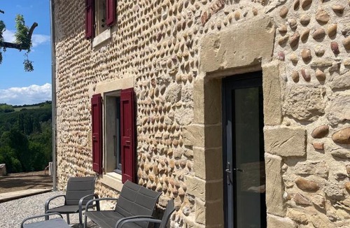 Le Chalon Apartment | La Source Bleue