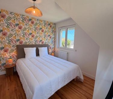 Grandcamp-Maisy House | La Terrasse Cottage for 8 people - Beach and shops within walking distance