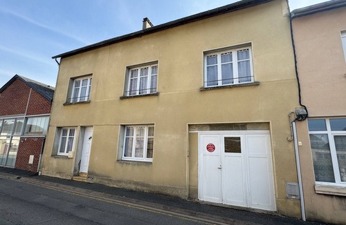 Saint-Pierre-sur-Dives House | Large 5 Bedroom Townhouse - Heart of town