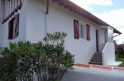 Hasparren Apartment | Large 55m² apartment, separate entrance, parking.