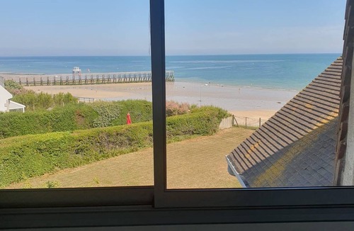 Luc-sur-Mer Apartment | LARGE BEACHFRONT DUPLEX FOR 6 PEOPLE, 3 BEDROOMS, 2 BATHROOMS, PARKING