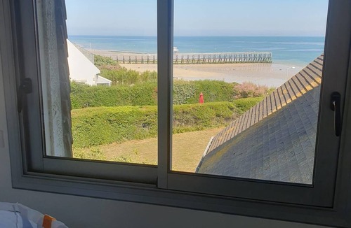 Luc-sur-Mer Apartment | LARGE BEACHFRONT DUPLEX FOR 6 PEOPLE, 3 BEDROOMS, 2 BATHROOMS, PARKING
