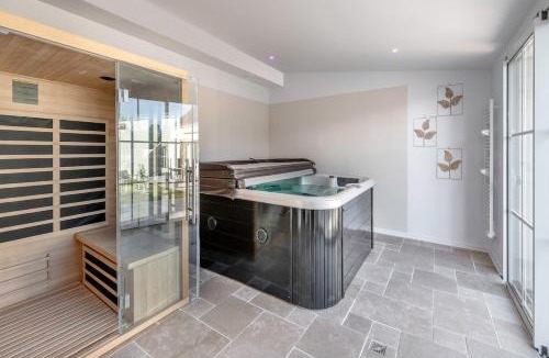 Clis Villa | Large Longhouse with HOT TUB & SAUNA, 4 BATHROOMS, 4 TVs