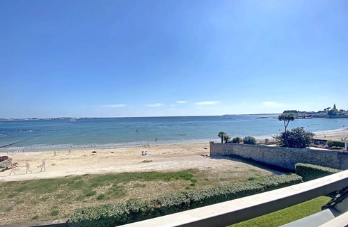 Larmor-Plage Apartment | Larmor-Plage 1BR with Terrace and Garage
