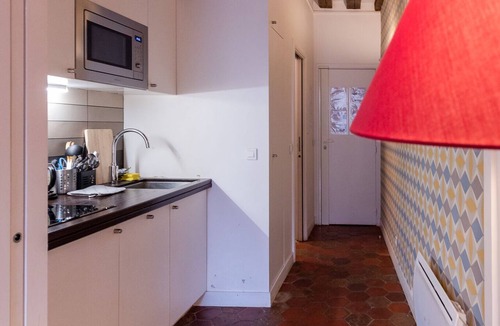 Latin Apartment | LATIN QUARTER, LIVELY, BEAMS. 30–60 days ahead? Ask for a private deal. C1-VAs