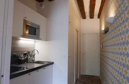 Latin Apartment | LATIN QUARTER, LIVELY, BEAMS. 30–60 days ahead? Ask for a private deal. C1-VAs