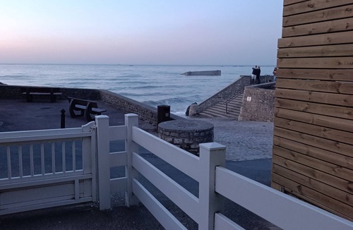 Arromanches-les-Bains Apartment | Le cocon de Neptune, studette just 20 m from the beach!