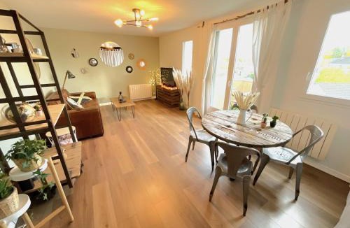 Voisins-le-Bretonneux Apartment | Le Cosy Lily - Classé Meublé de Tourisme 3 étoiles - Lumineux appartement de 2 chambres et balcons au calme, à 10 min de Versailles
